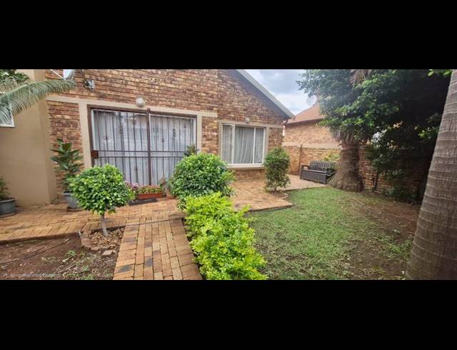 3 BEDROOM TOWNHOUSE FOR SALE IN HEUWELSIG ESTATE